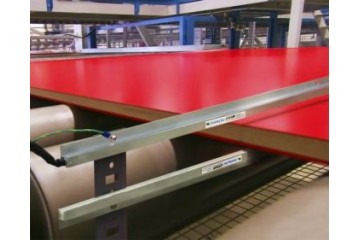 EXAIR Gen4 靜電棒(離子棒)可去除電暈處理塑料過程中的靜電 EXAIR Gen4 Ionizing Bar Removes Static From Corona Treated Plastic EXAIR Gen4 靜電棒(離子棒)可去除電暈處理塑料過程中的靜電 EXAIR Gen4 Ionizing Bar Removes Static From Corona Treated Plastic